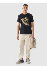 4f - 4F T-shirt regular z nadrukiem męski - czarny XXL. Okazja: na co dzień. Kolor: czarny. Materiał: bawełna, jersey, dzianina. Długość rękawa: krótki rękaw. Długość: krótkie. Wzór: nadruk. Styl: sportowy, klasyczny, casual