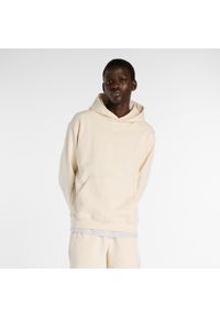 Bluza męska New Balance MT41534PEF – beżowa. Typ kołnierza: kaptur. Kolor: beżowy. Materiał: bawełna, prążkowany. Wzór: haft