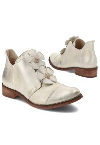 Złote Półbuty Armodo Eleganckie Obuwie Damskie Ze Skóry Naturalnej. Okazja: na co dzień. Kolor: złoty. Materiał: skóra. Wzór: kwiaty, aplikacja. Obcas: na obcasie. Styl: elegancki. Wysokość obcasa: średni #6