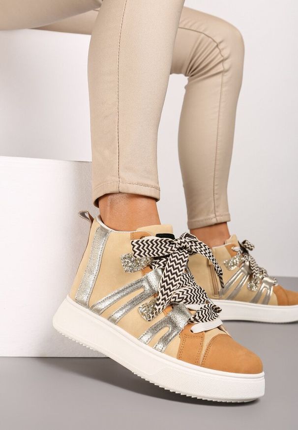 Born2be - Ciemnobeżowe Sneakersy na Platformie w Streetwearowym Stylu z Kontrastowymi Wstawkami Kaithana. Nosek buta: okrągły. Zapięcie: zamek. Kolor: beżowy. Materiał: materiał. Obcas: na platformie. Wysokość obcasa: niski