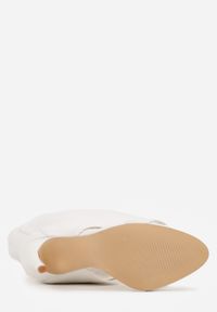 Born2be - Białe Sandały w Stylu Botków z Ozdobnymi Klamrami Neamerephis. Okazja: na co dzień. Zapięcie: klamry. Kolor: biały. Materiał: skóra. Wzór: gładki, aplikacja. Styl: casual #5