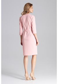 Figl - Elegancka sukienka z kopertowym dekoltem i wiązaniem różowa. Okazja: do pracy, na spotkanie biznesowe. Kolor: różowy. Typ sukienki: kopertowe. Styl: elegancki #5