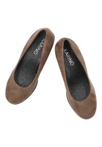 Brązowe Czółenka Karino Eleganckie Obuwie Damskie Na Koturnie. Okazja: na co dzień, na spotkanie biznesowe. Kolor: brązowy. Materiał: tworzywo sztuczne, skóra, welur. Obcas: na koturnie. Styl: elegancki #8