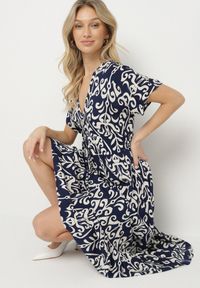 Born2be - Niebieska Sukienka z Wiskozy w Abstrakcyjny Wzór Faledira. Okazja: na co dzień. Typ kołnierza: dekolt w serek. Kolor: niebieski. Materiał: wiskoza. Długość rękawa: krótki rękaw. Typ sukienki: proste. Styl: klasyczny, casual #7