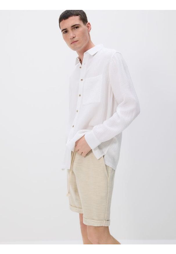 Reserved - Strukturalne szorty regular - beżowy. Kolor: beżowy. Materiał: bawełna, dzianina