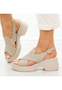 Beżowe skórzane sandały damskie na platformie S.Barski 7005. Okazja: na co dzień. Zapięcie: pasek. Kolor: beżowy. Materiał: skóra, zamsz. Sezon: wiosna, lato. Obcas: na platformie. Styl: casual #1