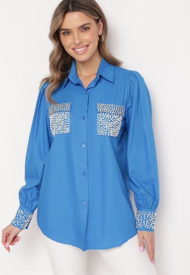 Born2be - Niebieska Koszula Bogato Ozdobiona Cyrkoniami i Perłami Primulla. Kolor: niebieski. Wzór: aplikacja. Styl: elegancki