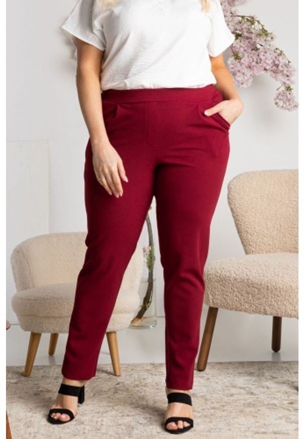 KARKO - SPODNIE eleganckie na gumce z kieszeniami ERYKA bordowe. Okazja: na randkę, do pracy, na spotkanie biznesowe, na co dzień. Kolekcja: plus size. Kolor: czerwony. Materiał: wełna, poliester, elastan, materiał, dzianina. Długość: do kostek. Wzór: ze splotem, kolorowy. Styl: elegancki