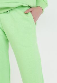 Born2be - Zielone Spodnie Pereiles. Kolor: zielony. Materiał: dresówka. Długość: długie. Wzór: ażurowy #2