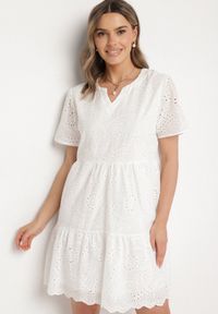 Born2be - Biała Haftowana Bawełniana Sukienka z Ażurowym Wzorem Lumoreline. Okazja: na spacer, na co dzień. Kolor: biały. Materiał: bawełna. Wzór: ażurowy, haft. Sezon: lato. Typ sukienki: proste. Styl: elegancki, casual #1