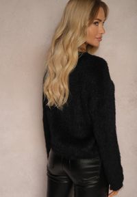 Renee - Czarny Sweter Puchaty z Dodatkiem Wełny Ozdobiony Truskawkami 3D Leriah. Okazja: na spacer, na co dzień. Kolor: czarny. Materiał: wełna. Wzór: aplikacja. Styl: casual, elegancki #2