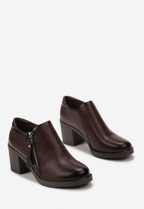 Renee - Ciemnobrązowe Półbuty na Obcasie z Krótkim Suwakiem Proctana. Kolor: brązowy. Obcas: na obcasie. Styl: elegancki. Wysokość obcasa: średni