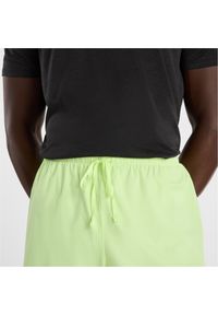 Spodenki męskie New Balance MB6180TAAFG – zielone. Kolor: zielony. Materiał: tkanina, poliester, materiał. Sport: fitness #4