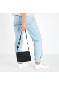 Big Star Accessories - Czarna Torebka Damska Big Star Modna Listonoszka. Kolor: czarny. Dodatki: z breloczkiem. Styl: sportowy, casual