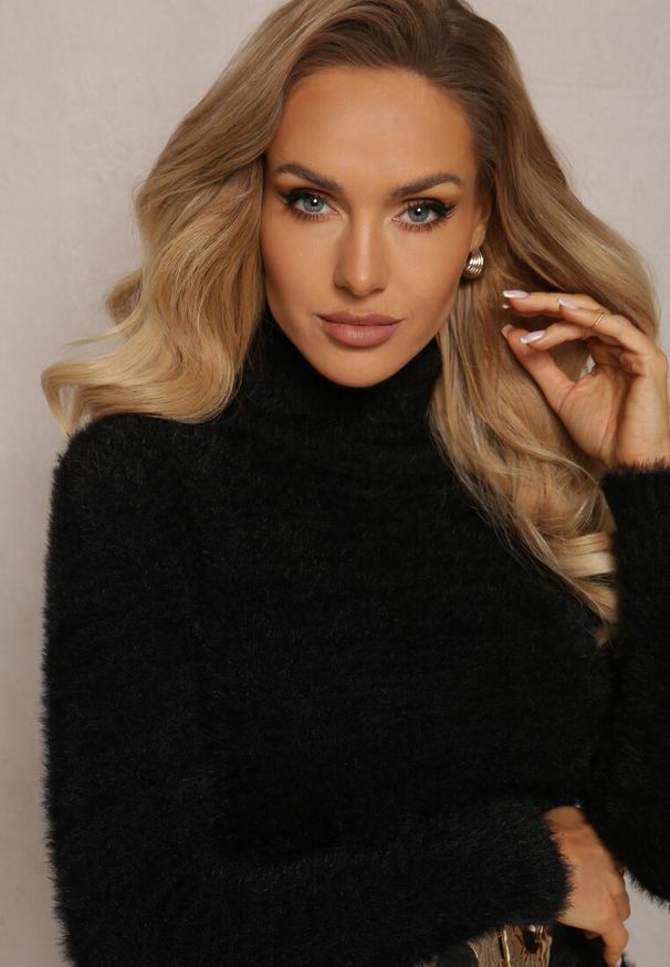 Renee - Czarna Sweterkowa Sukienka Mini z Golfem z Elastycznej Dzianiny z Wełną Vivalis. Typ kołnierza: golf. Kolor: czarny. Materiał: dzianina, wełna. Długość: mini
