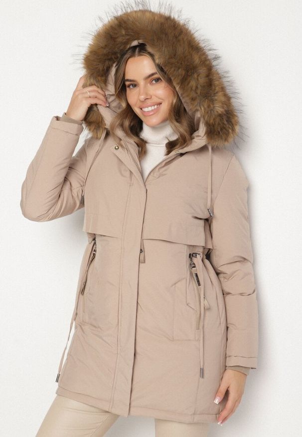 Born2be - Beżowa Casualowa Kurtka Parka z Kapturem z Futerkiem Nallorea. Okazja: na co dzień. Typ kołnierza: kaptur. Kolor: beżowy. Materiał: futro. Styl: casual