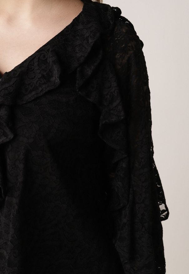 Born2be - Czarna Bluzka z Koronki Ozdobiona Falbankami Sewola. Typ kołnierza: kołnierz z falbankami. Kolor: czarny. Materiał: koronka. Wzór: aplikacja, koronka. Styl: elegancki