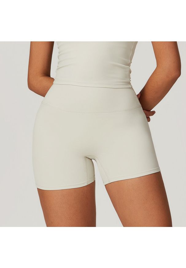 Intica - Krótkie legginsy sportowe z wysokim stanem i oddychającym materiałem Betsi. Stan: podwyższony. Kolor: beżowy. Materiał: materiał. Długość: krótkie. Sport: fitness
