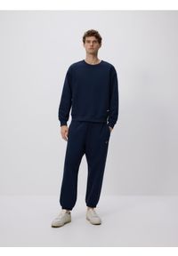 Reserved - Spodnie dresowe comfort fit - granatowy. Kolor: niebieski. Materiał: dresówka