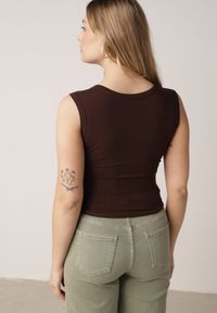 Born2be - Brązowy Dopasowany Top Bez Rękawów z Wiskozy z Kwadratowym Dekoltem Madu. Okazja: na spacer. Typ kołnierza: dekolt kwadratowy. Kolor: brązowy. Materiał: wiskoza. Długość rękawa: bez rękawów. Sezon: lato. Styl: elegancki, klasyczny #4