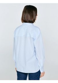 Big-Star - Koszula damska w paski niebieska Goplo 400. Okazja: na co dzień, do pracy. Typ kołnierza: kołnierzyk klasyczny. Kolor: niebieski. Materiał: bawełna, tkanina. Wzór: paski. Styl: klasyczny, casual, elegancki #7