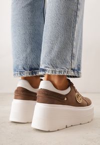 Renee - Jasnobrązowe Sneakersy Vices na Platformie Ozdobione Metaliczną Aplikacją Tatellia. Okazja: na co dzień. Kolor: beżowy. Materiał: jeans. Wzór: aplikacja. Obcas: na platformie #9