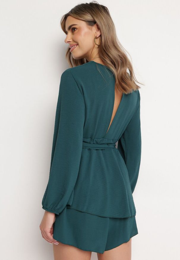 Born2be - Ciemnozielona Kopertowa Sukienka Kombinezon Mini z Falbanką Bomina. Typ kołnierza: kołnierz z falbankami. Kolor: zielony. Materiał: materiał. Typ sukienki: kopertowe. Długość: mini