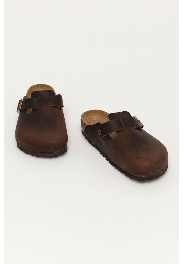 Birkenstock Klapki skórzane męskie kolor brązowy. Kolor: brązowy. Materiał: skóra. Wzór: gładki. Obcas: na obcasie. Wysokość obcasa: niski