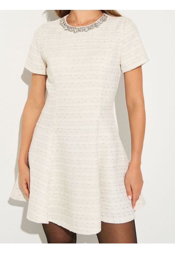 Sinsay - Marynarkowa sukienka mini z ozdobnymi cyrkoniami - kremowy. Kolor: kremowy. Długość: mini