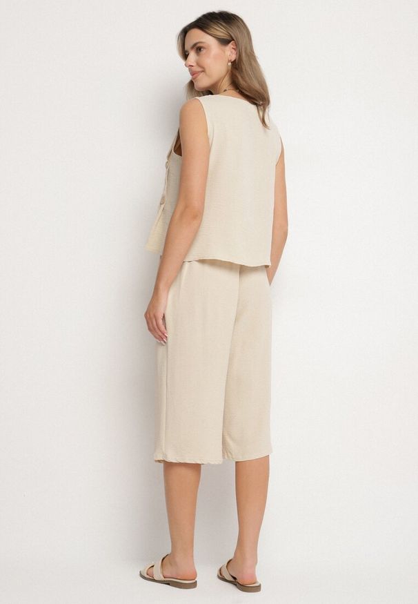 Born2be - Jasnobeżowy Komplet Koszulka bez Rękawów z Guzikami i Luźne Spodnie 3/4 Ravialle. Kolor: beżowy. Materiał: materiał