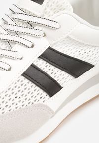 Born2be - Białe Casualowe Sneakersy z Siateczkowymi Wstawkami Kassadina. Okazja: na co dzień. Kolor: biały. Materiał: jeans #6