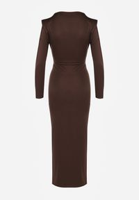Renee - Brązowa Koktajlowa Sukienka z Rozcięciem na Nogę Zdobiona Trenem Atirga. Okazja: na studniówkę, na imprezę. Typ kołnierza: dekolt w serek. Kolor: brązowy. Wzór: aplikacja. Styl: wizytowy #4