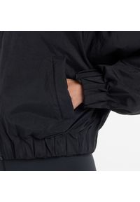 Kurtka damska New Balance WJ61D8YXBK ​– czarna. Kolor: czarny. Materiał: poliester, bawełna, materiał. Sezon: wiosna, jesień. Styl: sportowy #4