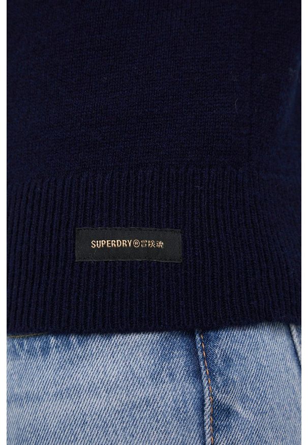Superdry sweter wełniany męski kolor granatowy lekki. Okazja: na co dzień. Kolor: niebieski. Materiał: wełna. Długość rękawa: długi rękaw. Długość: długie. Wzór: melanż. Styl: casual