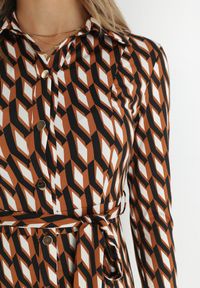 Born2be - Brązowa Sukienka Koszulowa w Geometryczny Wzór Kelsam. Kolor: brązowy. Wzór: geometria. Typ sukienki: koszulowe. Styl: elegancki #4