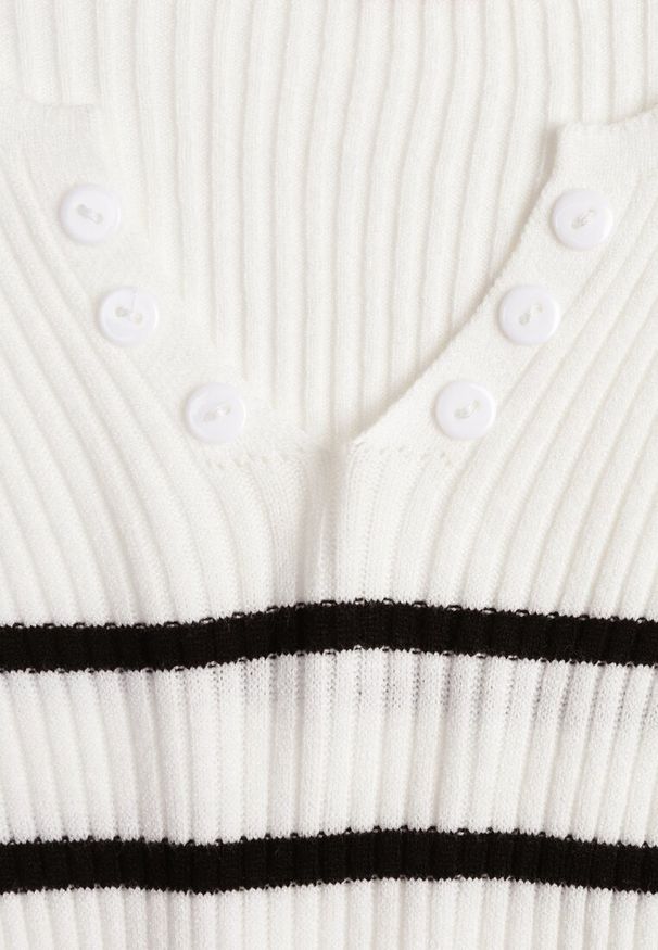 Renee - Biała Bluzka z Bawełną z Motywem Pasków i Guzikami Serisse. Okazja: na co dzień, do pracy, na spotkanie biznesowe. Kolor: biały. Materiał: bawełna. Wzór: paski. Styl: casual, biznesowy