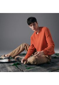 Reserved - Sweter ze strukturalnej dzianiny - Pomarańczowy. Kolor: pomarańczowy. Materiał: dzianina #1