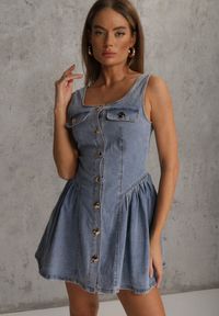 Renee - Jasnoniebieska Bawełniana Rozkloszowana Sukienka z Jeansu Ozdobiona Guzikami Sofeis. Okazja: na co dzień. Typ kołnierza: dekolt gorset. Kolor: niebieski. Materiał: bawełna, jeans. Wzór: aplikacja. Typ sukienki: proste, gorsetowe. Styl: casual #2