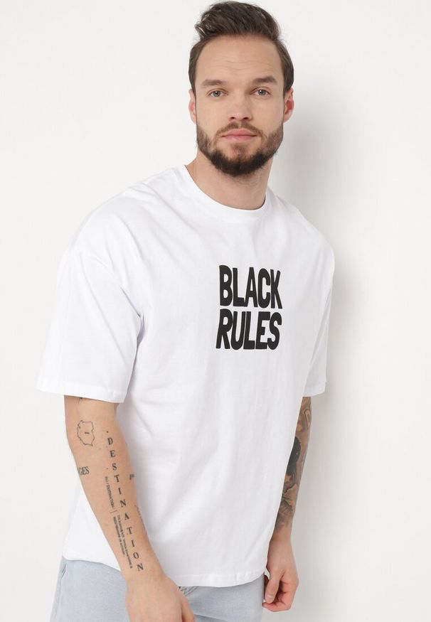 Born2be - Biała Bawełniana Koszulka T-shirt z Nadrukiem po Obu Stronach Daven. Kolor: biały. Materiał: bawełna. Długość rękawa: krótki rękaw. Długość: krótkie. Wzór: nadruk