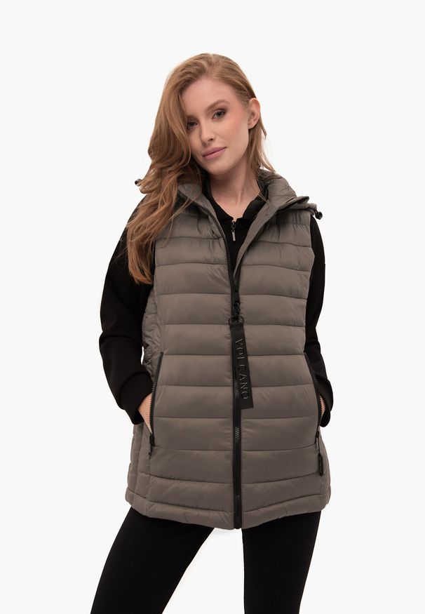 Volcano - Pikowany bezrękawnik V-HARMONY. Okazja: na co dzień. Typ kołnierza: kaptur, kołnierzyk stójkowy. Kolekcja: plus size. Kolor: brązowy. Materiał: materiał. Długość rękawa: bez rękawów. Wzór: napisy. Styl: klasyczny, casual