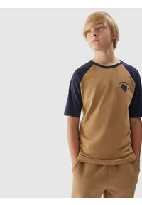 4F JUNIOR - T-shirt z nadrukiem chłopięcy - beżowy. Kolor: beżowy. Materiał: bawełna. Długość rękawa: krótki rękaw. Wzór: nadruk