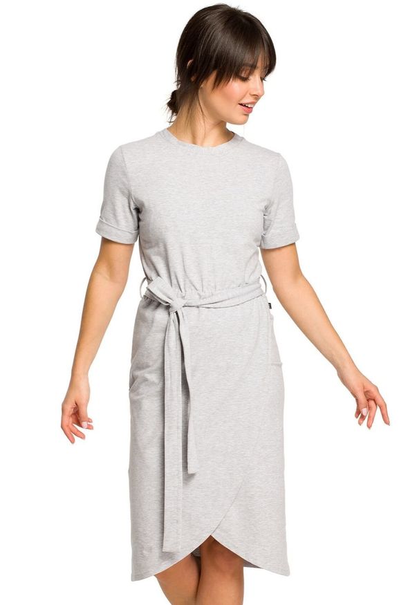 BE - Bawełniana ołówkowa sukienka z asymetrycznym dołem. Materiał: bawełna. Typ sukienki: ołówkowe, asymetryczne. Długość: midi