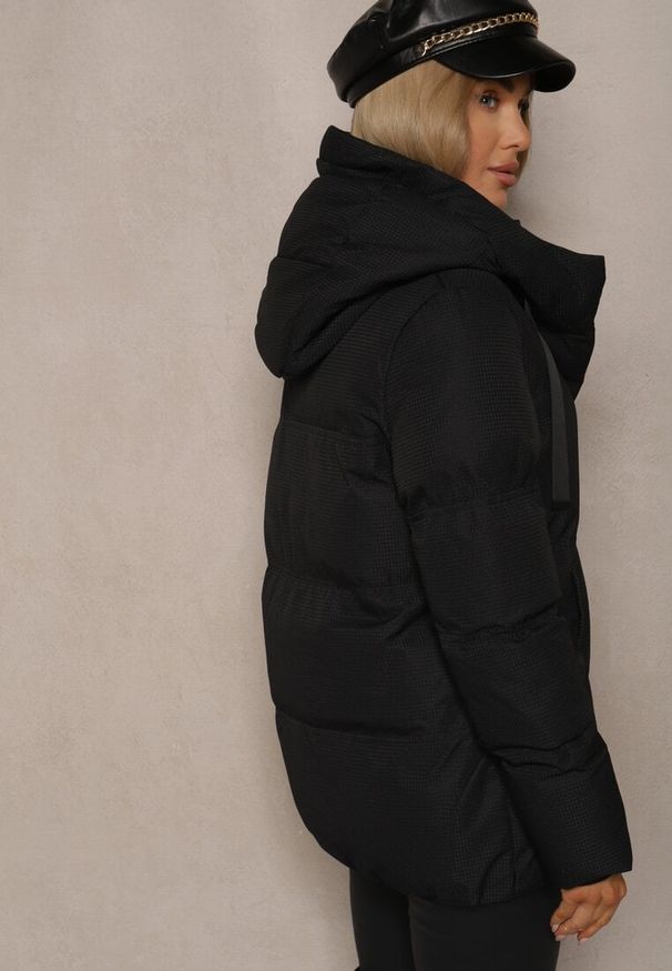 Renee - Czarna Kurtka Basic Pikowana z Nieodpinanym Kapturem Vertirya. Okazja: na co dzień. Kolor: czarny. Materiał: dzianina, jeans. Styl: casual, elegancki