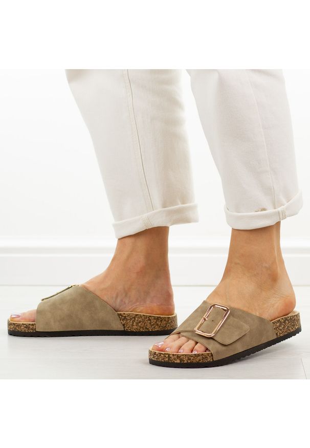 POTOCKI - Khaki klapki damskie Potocki 17309. Okazja: na spacer, na co dzień. Kolor: brązowy. Materiał: skóra. Sezon: lato, wiosna. Styl: wakacyjny, casual