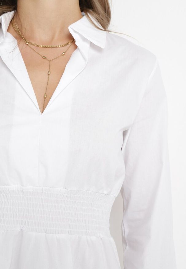 Born2be - Biała Bawełniana Mini Sukienka z Gumką w Talii o Rozkloszowanym Fasonie z Kołnierzykiem Nevisse. Kolor: biały. Materiał: bawełna. Długość: mini