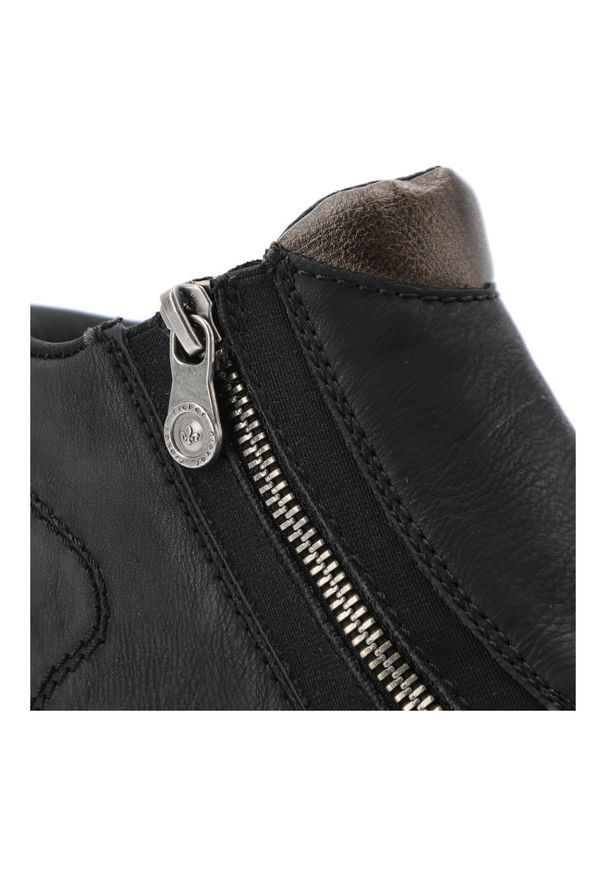 Botki damskie Rieker, wygodne na platformie ocieplane z okrągłym noskiem i na zamek, czarne, 59558-00. Okazja: na co dzień. Nosek buta: okrągły. Zapięcie: zamek. Kolor: czarny. Wzór: aplikacja. Materiał: jeans, skóra ekologiczna. Sezon: jesień, zima. Obcas: na platformie. Styl: casual, klasyczny, elegancki