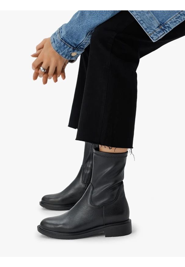 Ryłko - Czarne wyższe botki z elastyczną cholewką. Nosek buta: okrągły. Zapięcie: zamek. Kolor: czarny. Materiał: skóra. Szerokość cholewki: normalna. Obcas: na obcasie. Styl: street. Wysokość obcasa: średni