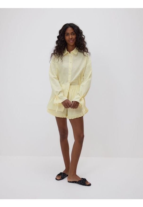 Reserved - Koszula z wiązaniami przy mankietach - jasnożółty. Kolor: żółty. Materiał: len, bawełna