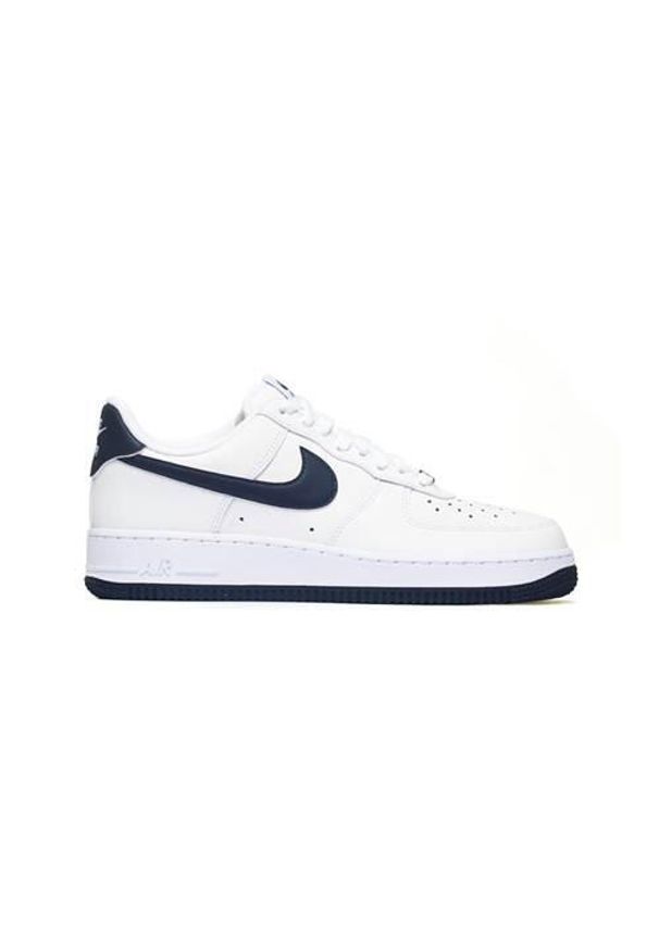 Buty do chodzenia męskie Nike Air Force 1 07. Zapięcie: sznurówki. Kolor: biały. Materiał: materiał, skóra, tkanina, syntetyk. Szerokość cholewki: normalna. Model: Nike Air Force. Sport: turystyka piesza