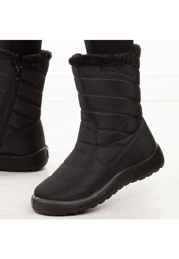 Czarne zimowe wodoodporne śniegowce damskie Jezzi 74839. Okazja: na spacer. Kolor: czarny. Materiał: tkanina. Szerokość cholewki: normalna. Sezon: zima. Styl: elegancki, klasyczny